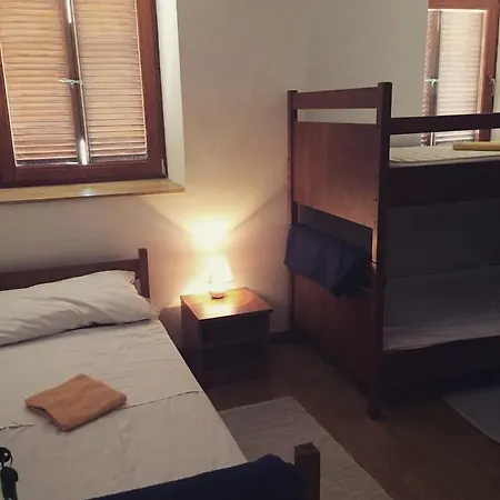 ホステル Buffet M And オブロヴァツ